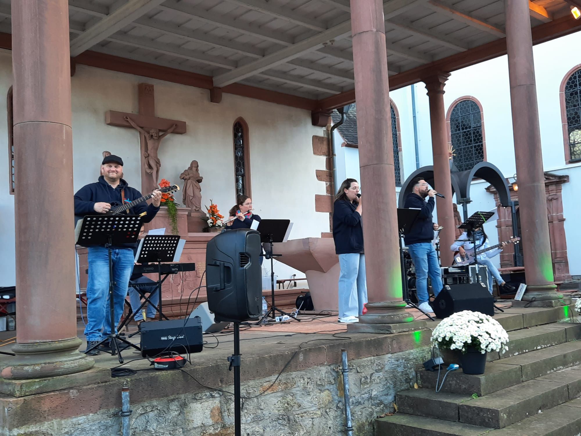 Auf einer Bühne spielt eine Band