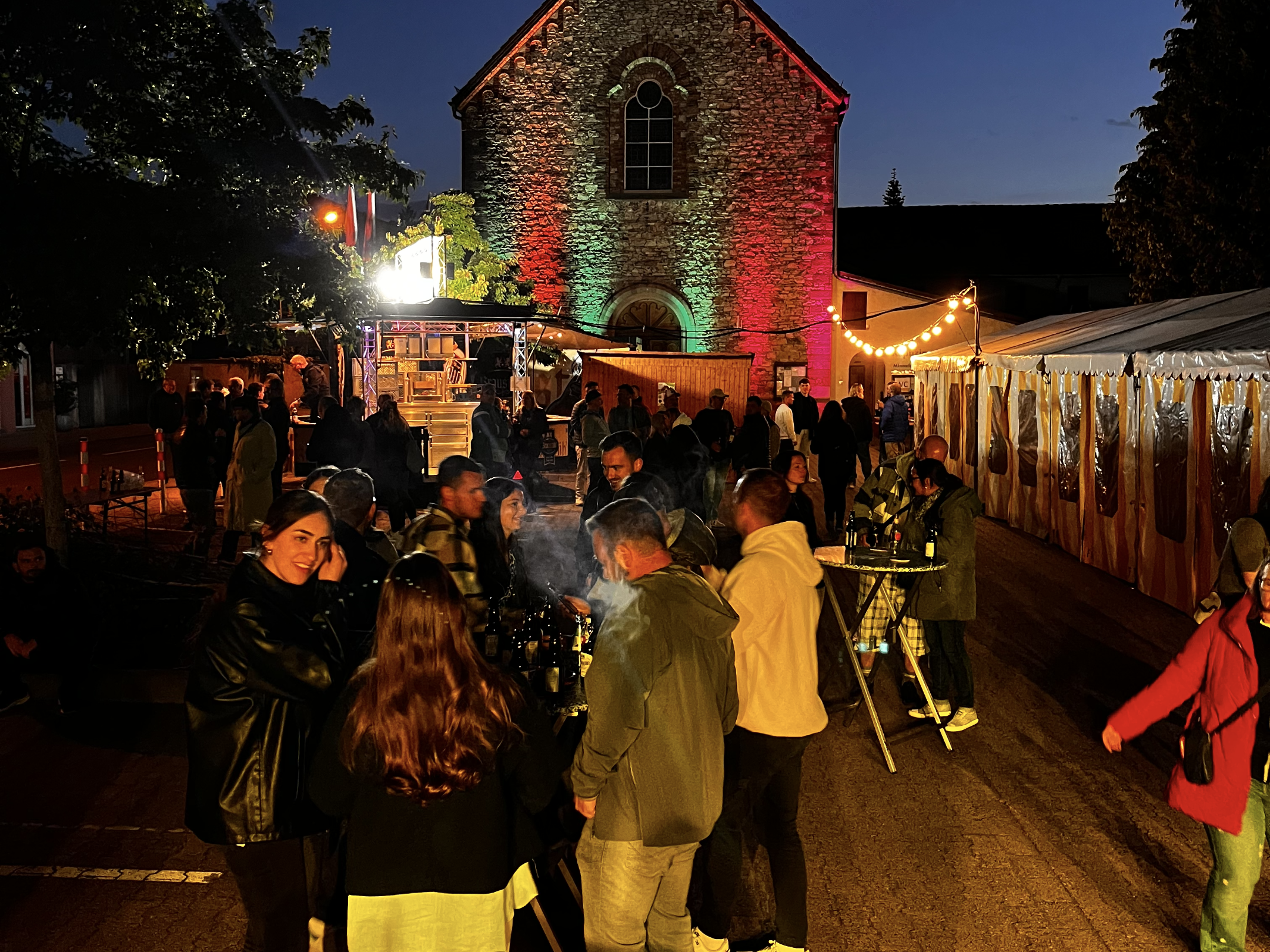 Jugendliche abends beim Kloster in Dieburg