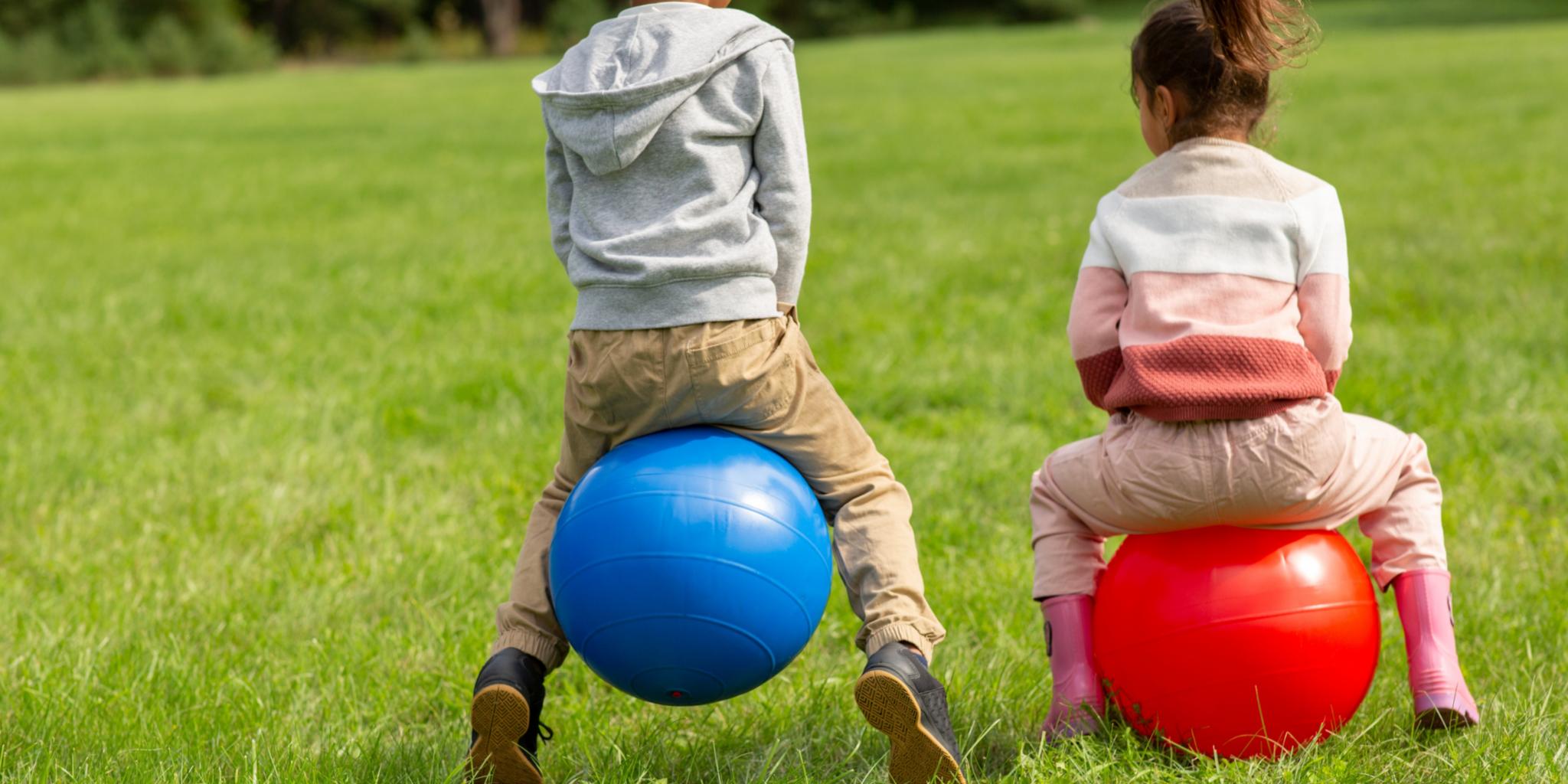 Kinder auf Hüpfball