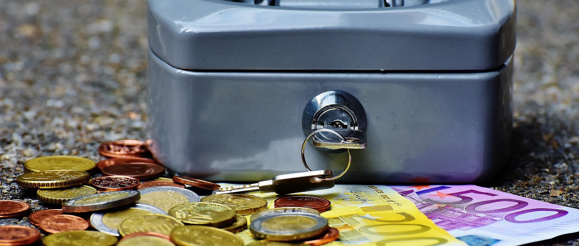 Eine Geldkasse aus Metall mit GEld