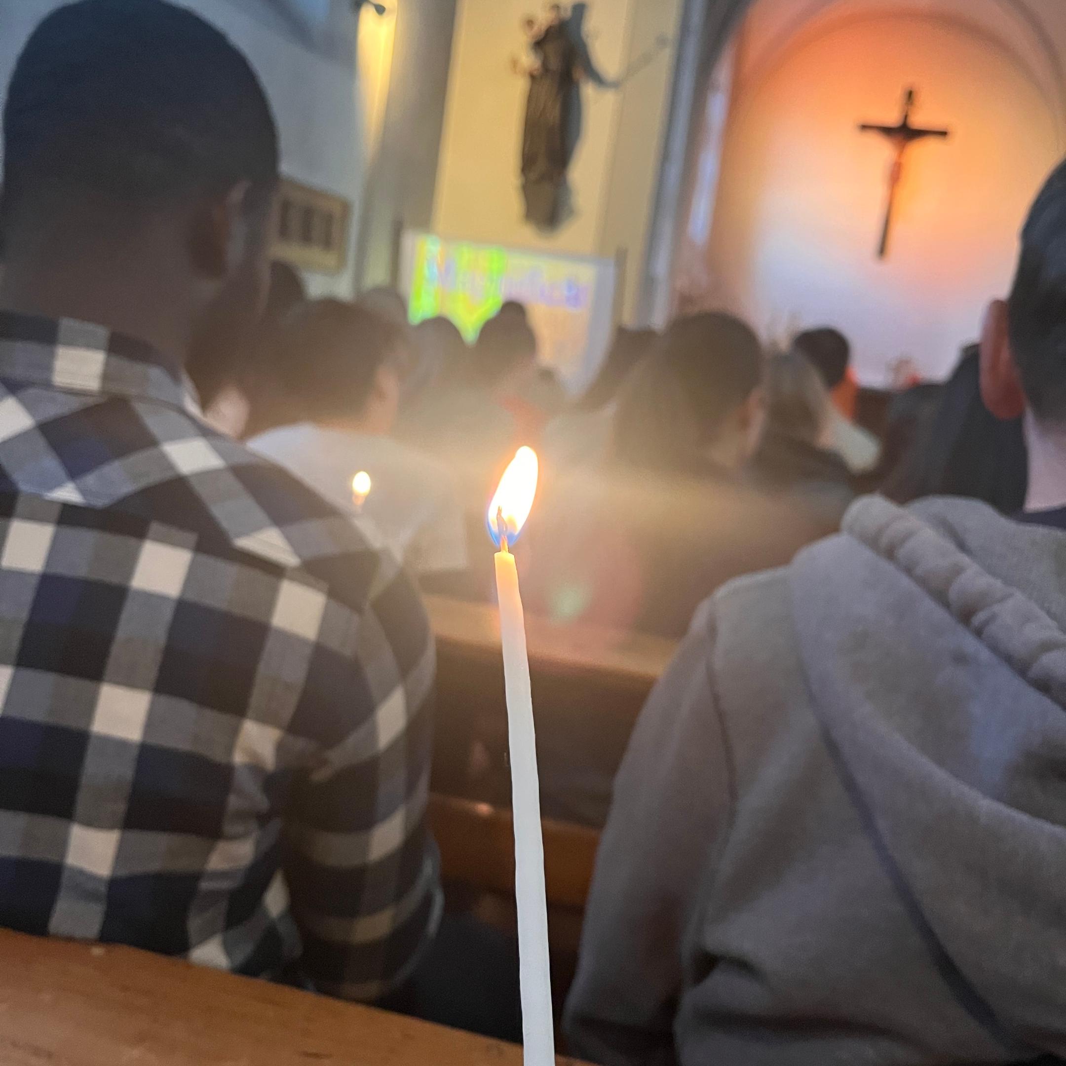 Jugendliche bei einer Taizé Andacht im Kloster Dieburg.
