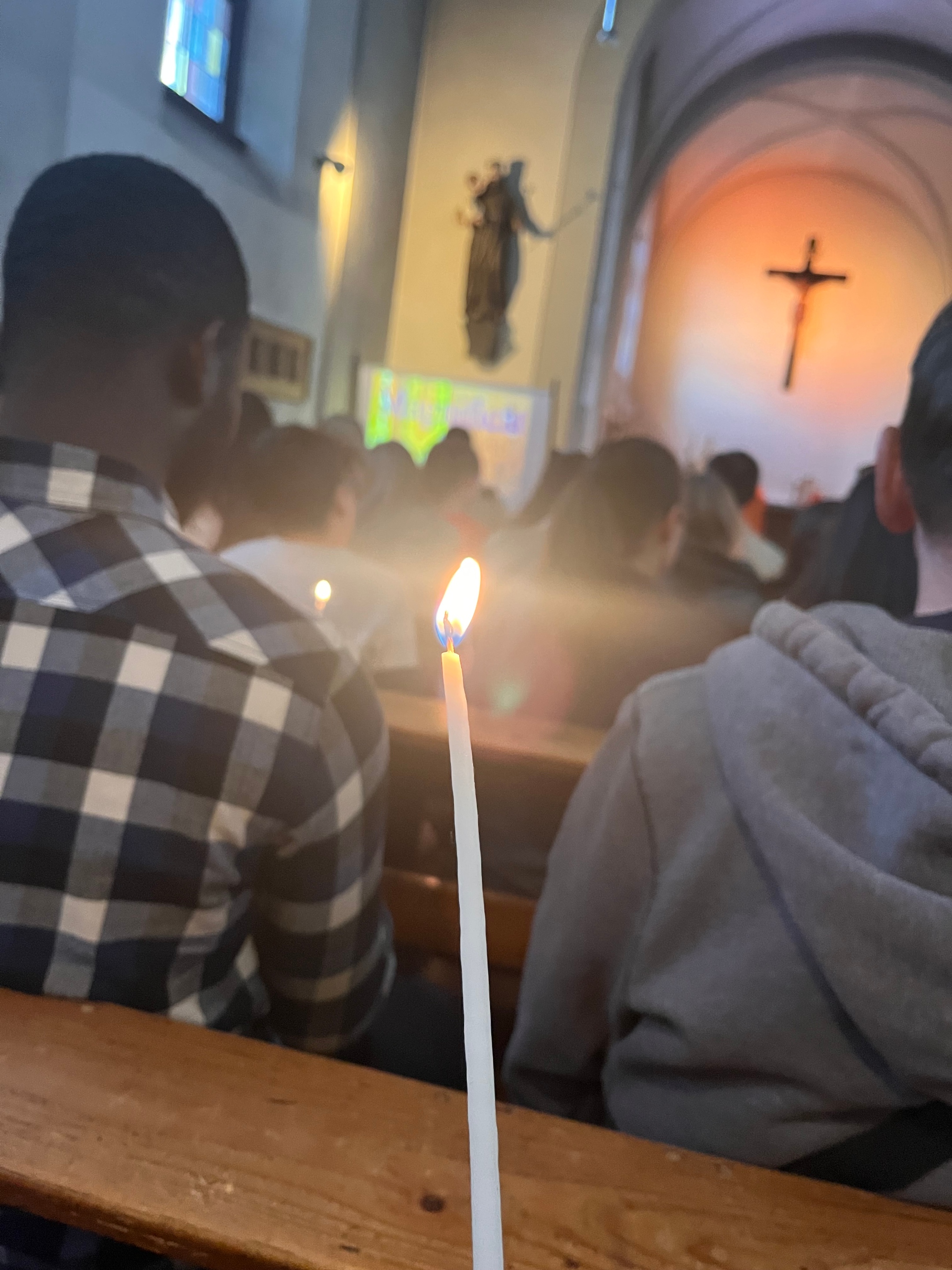 Jugendliche bei einer Taizé Andacht im Kloster Dieburg.