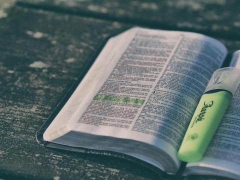 Eine aufgeschlagene Bibel mit einem Textmarker