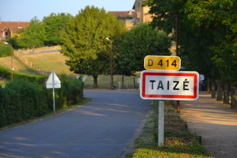 Ortsschild aus Metal - Ort ist Taizé in Frankreich