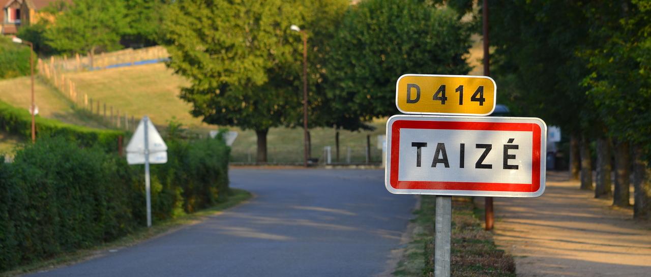 Ortsschild aus Metal - Ort ist Taizé in Frankreich