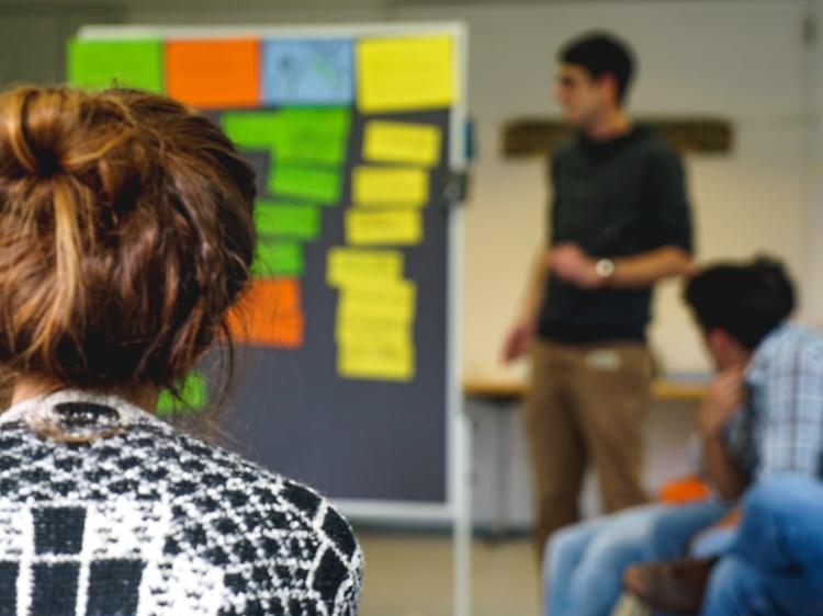 Eine Gruppe von Schüler*innen in einem Semianrraum