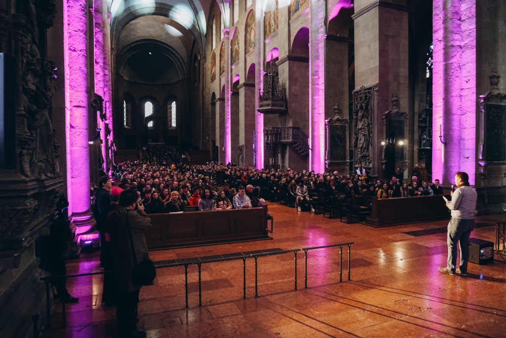 Die angemeldeten Gruppen sitzen im Dom dieses Mal voneinander getrennt.