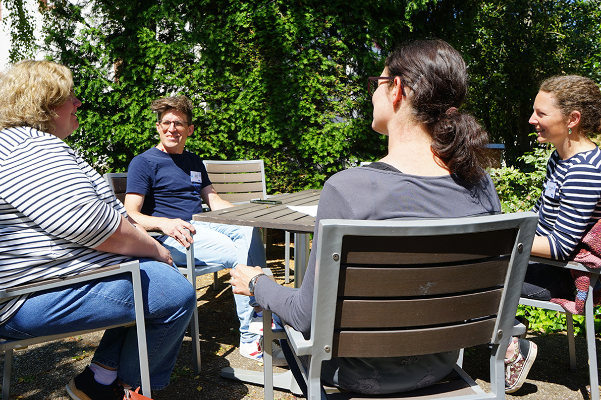 Foto 2: In Kleingruppen konnten die Teilnehmer*innen die Methode „3 Ohren“ ausprobieren