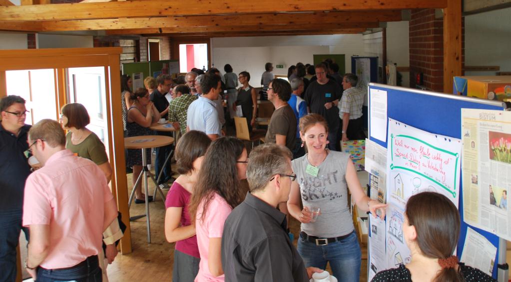 Ob Speed-Dating am Valentinstag, eine Kurzfilmreihe in der Fastenzeit oder Ehevorbereitungskurse – es gibt durchaus Angebote junge Erwachsene. Davon konnten sich die Teilnehmer/innen des Fachtages ein Bild machen und sich bei einem Gang durch verschiedene Angebote vielfältige Anregungen holen.