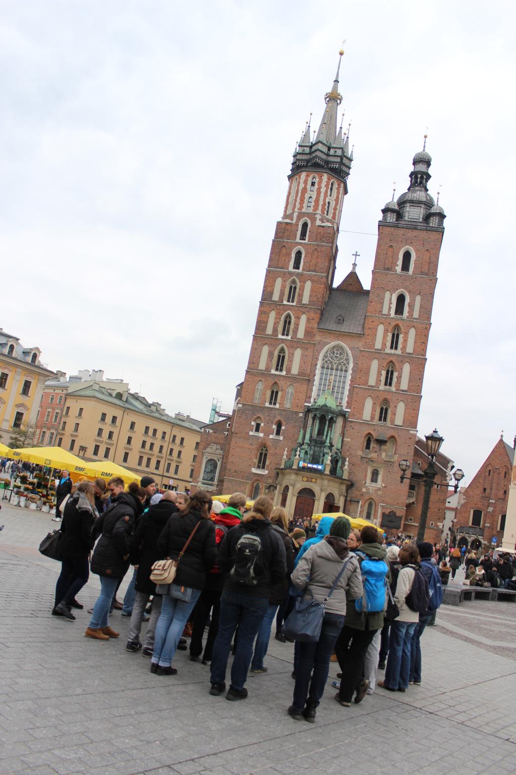 Reisegruppe auf dem Krakauer Marktplatz und vor der Marienkirche