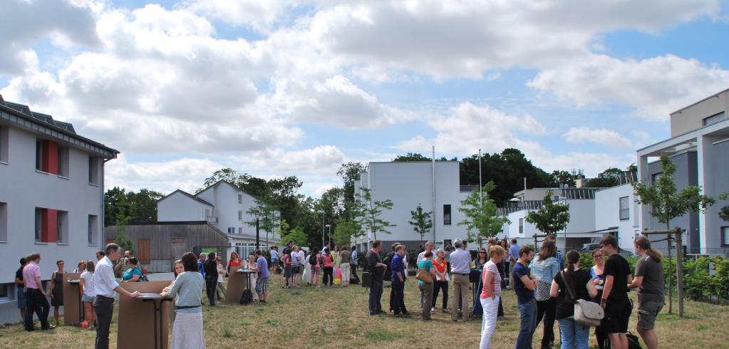 Die Teilnehmer/innen des Studientages im Gespräch mit den jungen Erwachsenen auf der Wiese vor dem Jugendhaus Don Bosco in Mainz.