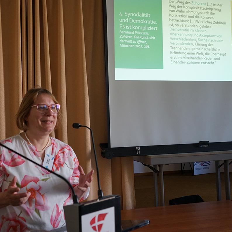 In einem Impulsvortrag erläuterte Dr. Regina Heyder (TPI - Theologisch Pastorales Institut) was hinter dem Begriff Synodalität steckt, welche aktuellen Entwicklungen es gibt und wie sich Synodalität und Demokratie zueinander in Beziehung setzen lassen.