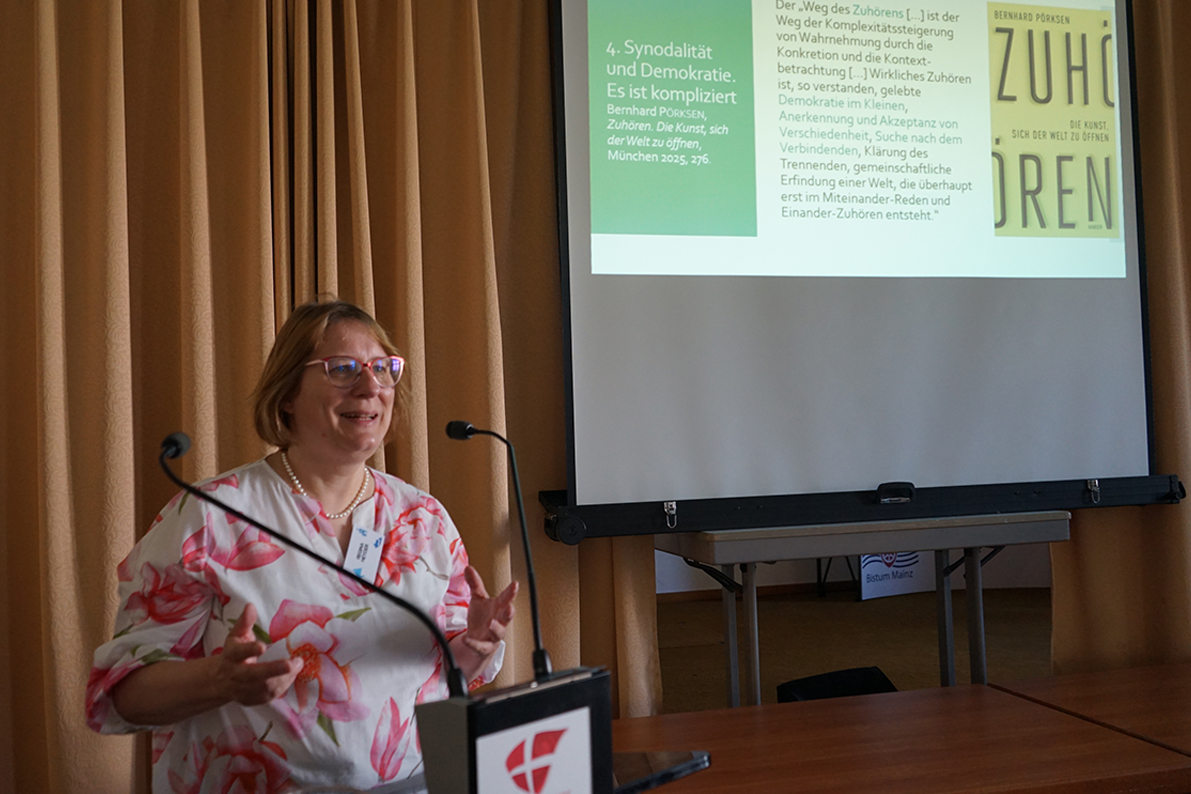 In einem Impulsvortrag erläuterte Dr. Regina Heyder (TPI - Theologisch Pastorales Institut) was hinter dem Begriff Synodalität steckt, welche aktuellen Entwicklungen es gibt und wie sich Synodalität und Demokratie zueinander in Beziehung setzen lassen. (c) BDKJ Mainz