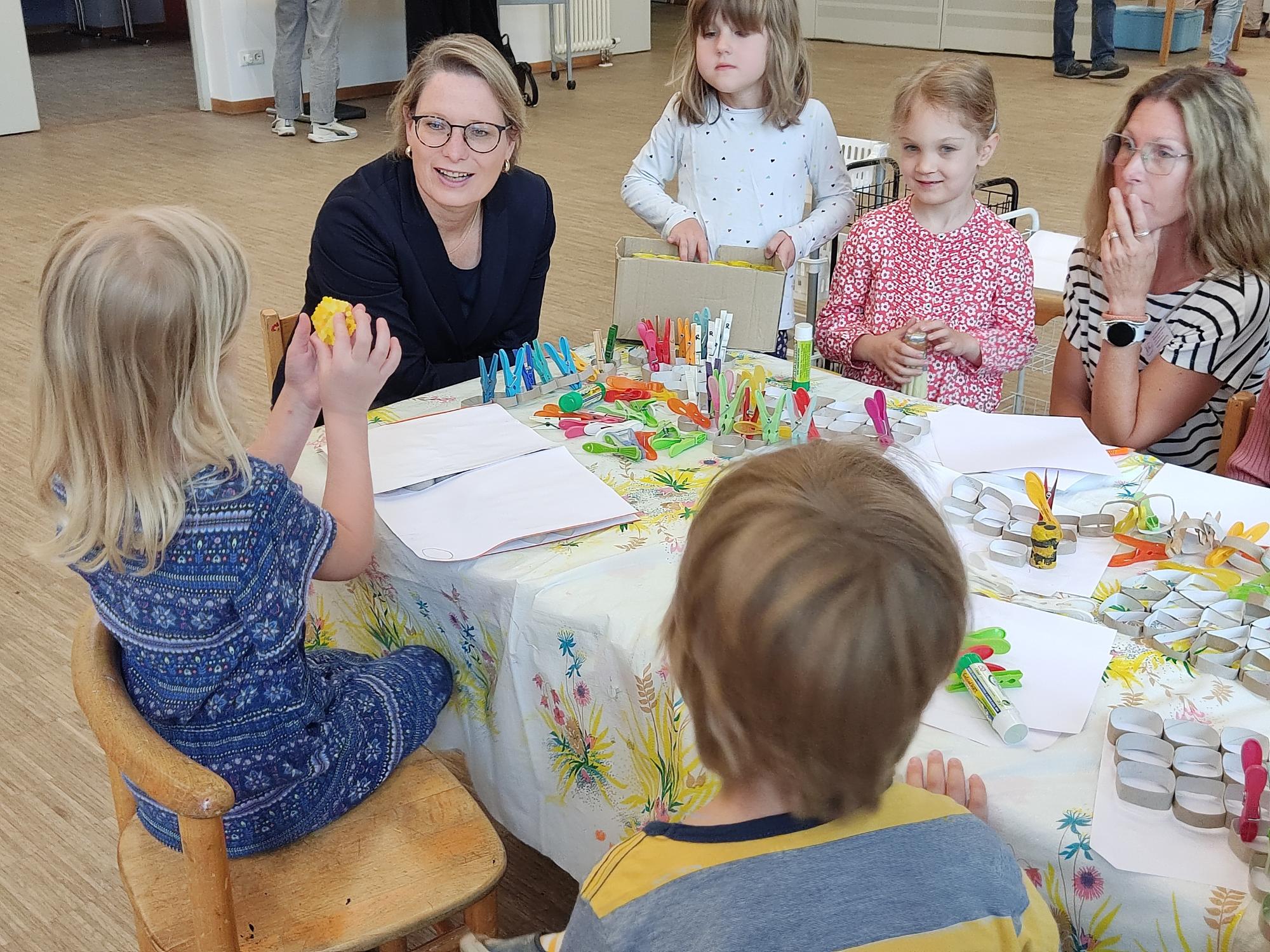 Bildungsministerin Dr. Stefanie Hubig bei Experimenten mit Kindern in der Kita Mariae Heimsuchung in Mainz-Laubenheim