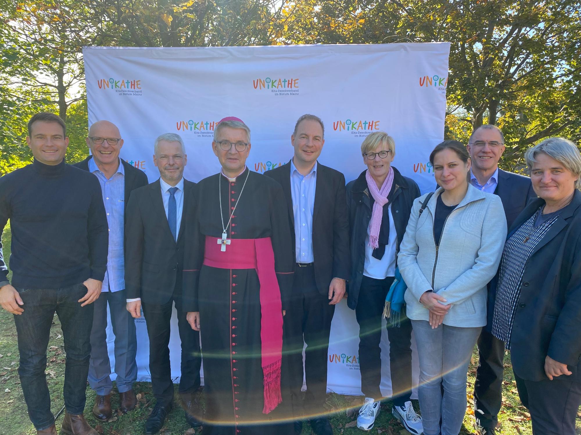 Unikathe-Gruppenfoto mit Bischof Kohlgraf