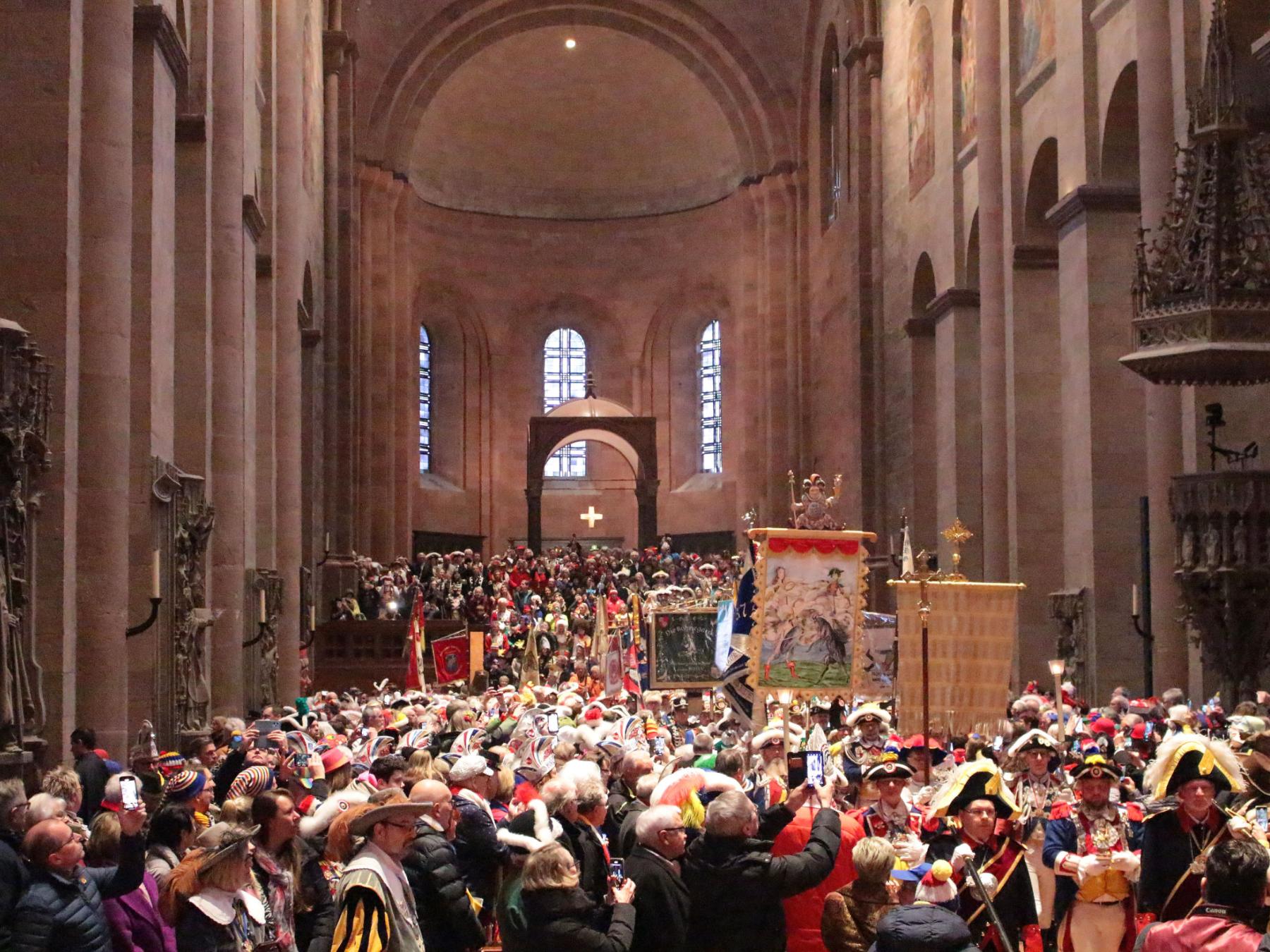 Der Mainzer Dom beim Gardegottesdienst mit Blick Richtung Ostchor voll gedrängt mit Menschen in Fastnachtskostümen