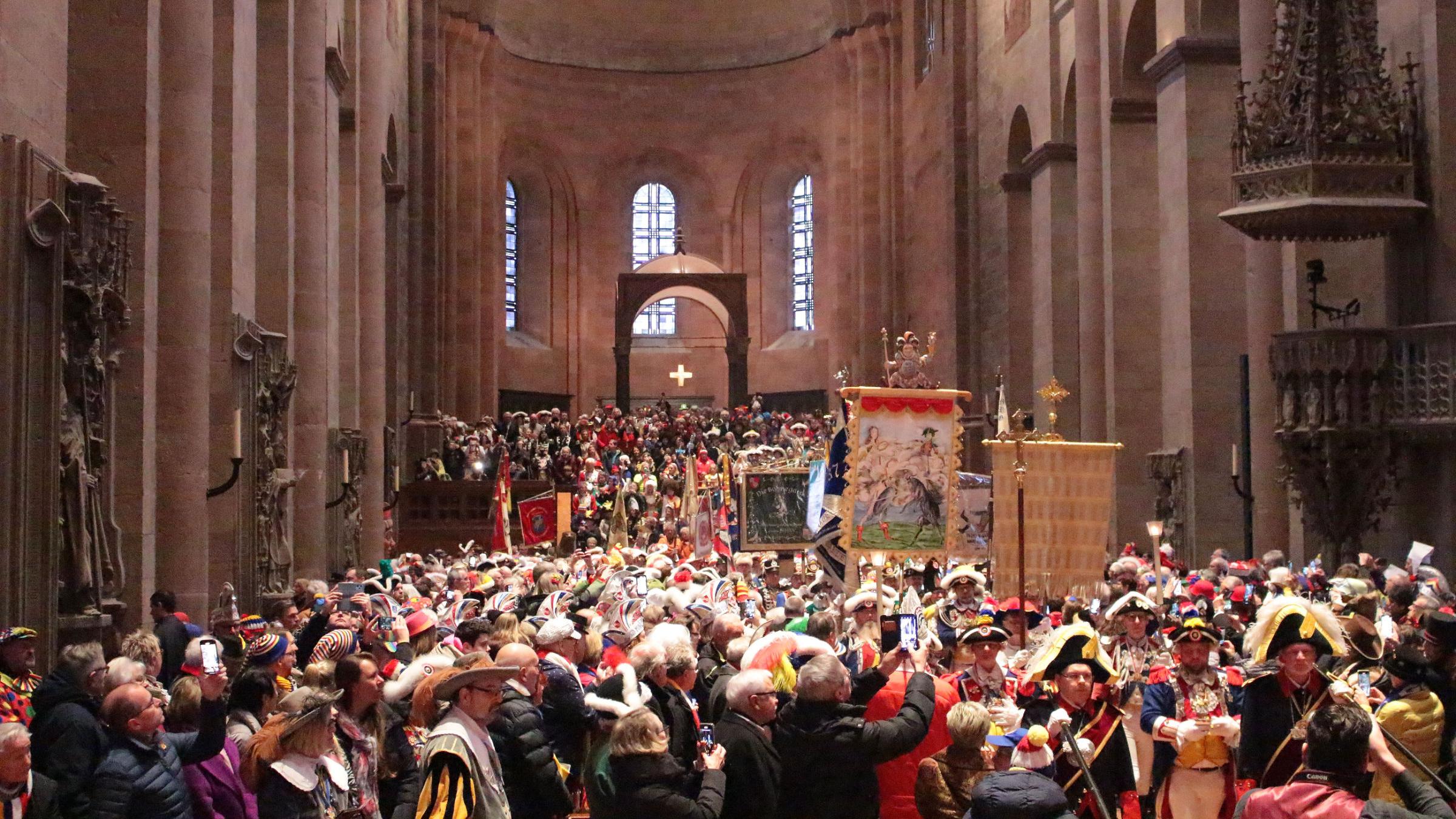 Der Mainzer Dom beim Gardegottesdienst mit Blick Richtung Ostchor voll gedrängt mit Menschen in Fastnachtskostümen