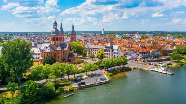 Luftaufnahme der Stadt Seligenstadt mit Basilika und Kloster bei strahlend blauem Himmel im Frühsommer