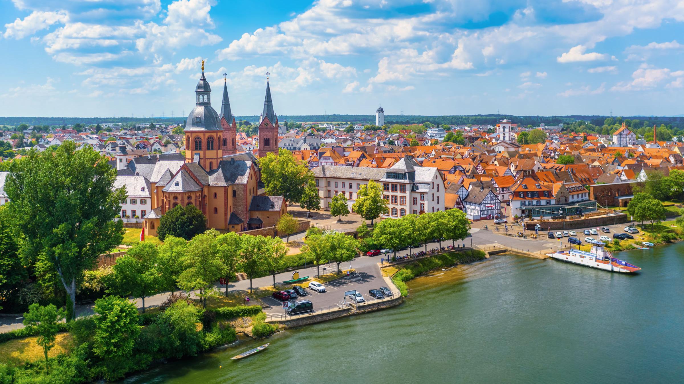 Luftaufnahme der Stadt Seligenstadt mit Basilika und Kloster bei strahlend blauem Himmel im Frühsommer