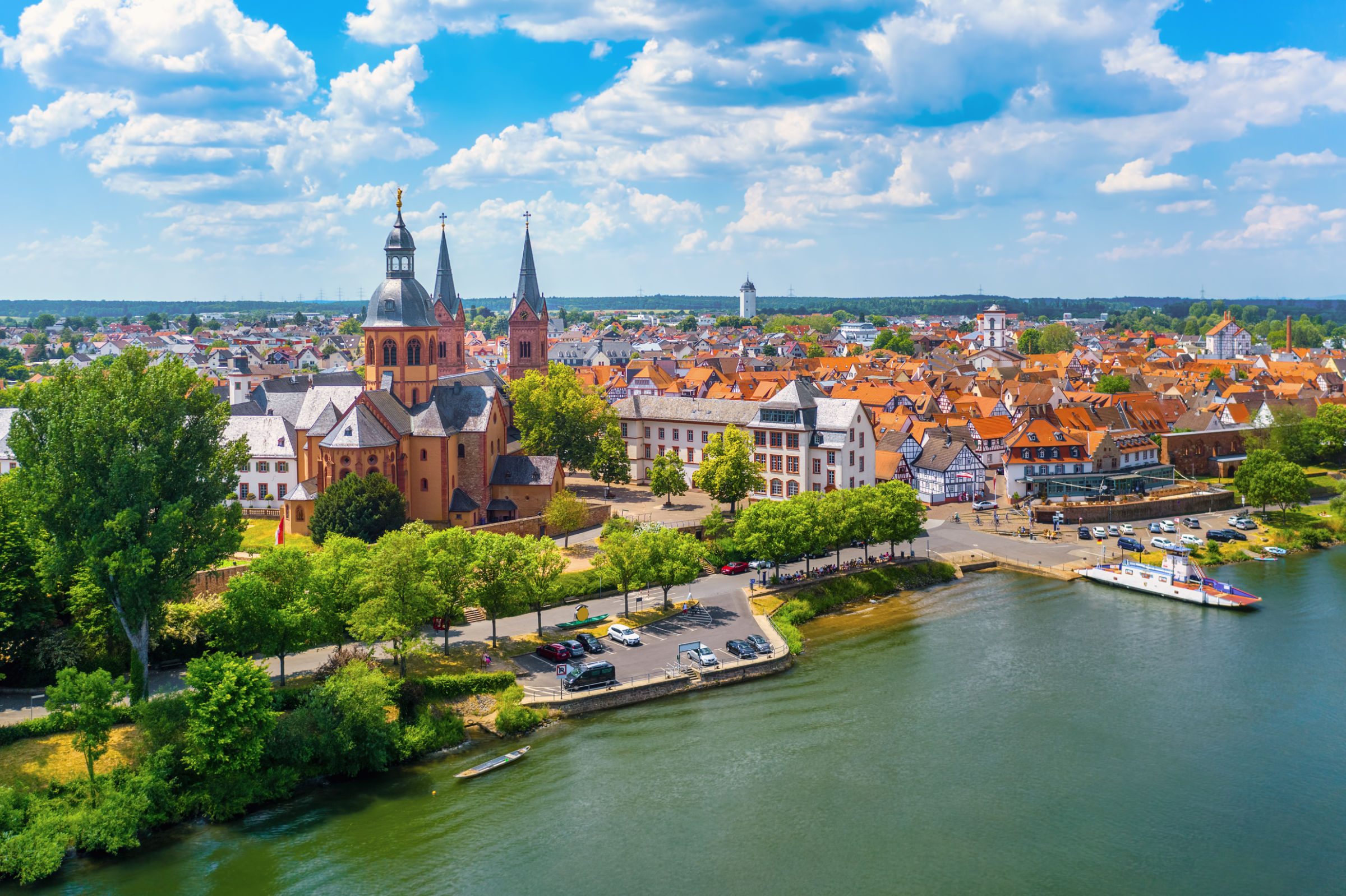Luftaufnahme der Stadt Seligenstadt mit Basilika und Kloster bei strahlend blauem Himmel im Frühsommer
