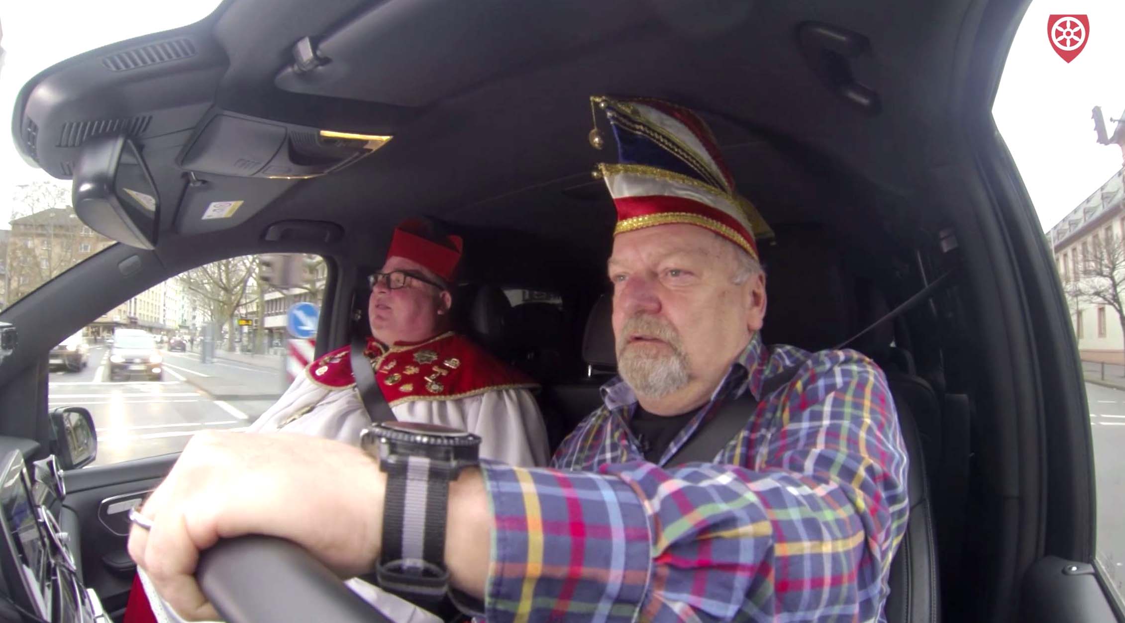 Der Mainzer Obermessdiener zusammen mit Thomas Klumb im Auto unterwegs durch Mainz