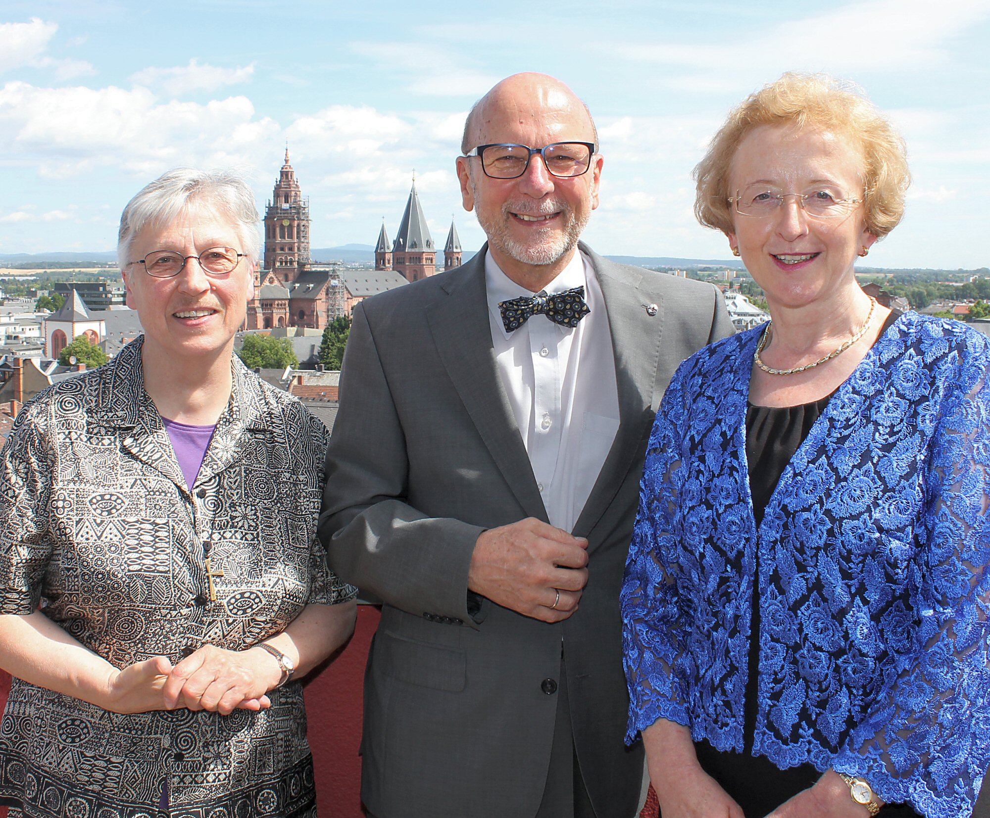 Mainz, 23.7.2015: Der scheidende Leiter der Wilhelm Emmanuel von Ketteler-Schule, Rolf Müller-Calleja (Mitte), mit Dr. Gertud Pollak (r.) und Schwester Schwester Clementine Fritscher.