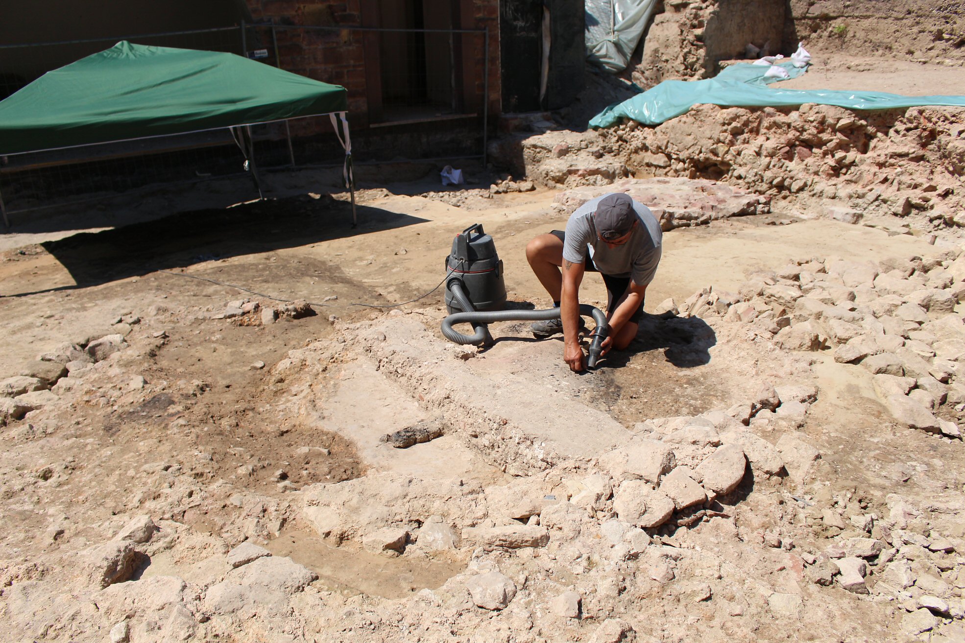 Worms, 2. Juli 2015: Aktuell ist der runde Umriss der Taufpiscina auf dem Grabungsgelände vor dem Wormser Dom zu erkennen. In mühevoller Kleinarbeit werden die Archäologen die Verfüllung des Taufbeckens entfernen. Auf diese Weise erhoffen sie sich Hinweise für eine genaue Datierung des Fundes.