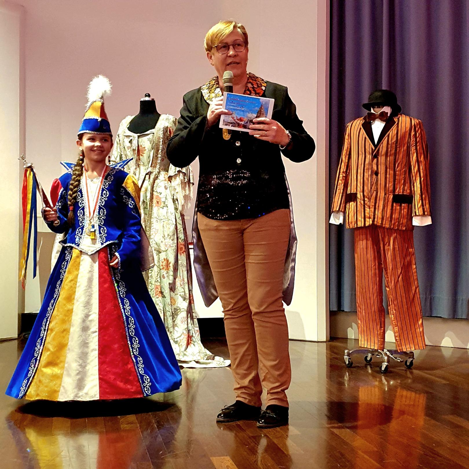 Felicitas Janson mit der Mainzer Kinderprinzessin Luise I (c) Ch. Löbner|Akademie des Bistums Mainz