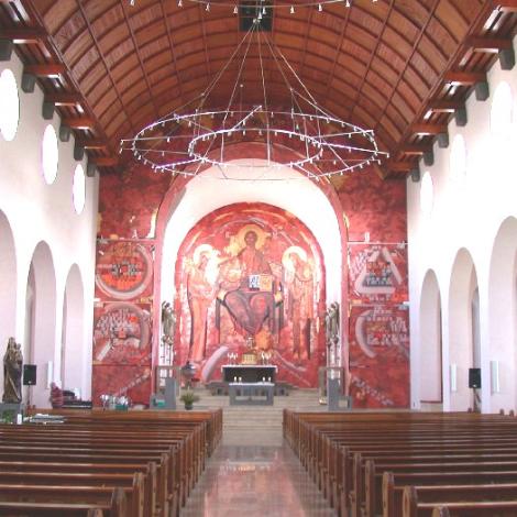 Moderne christliche Kunst im Kirchenraum -Die Neue Pfarrkirche in Steinheim