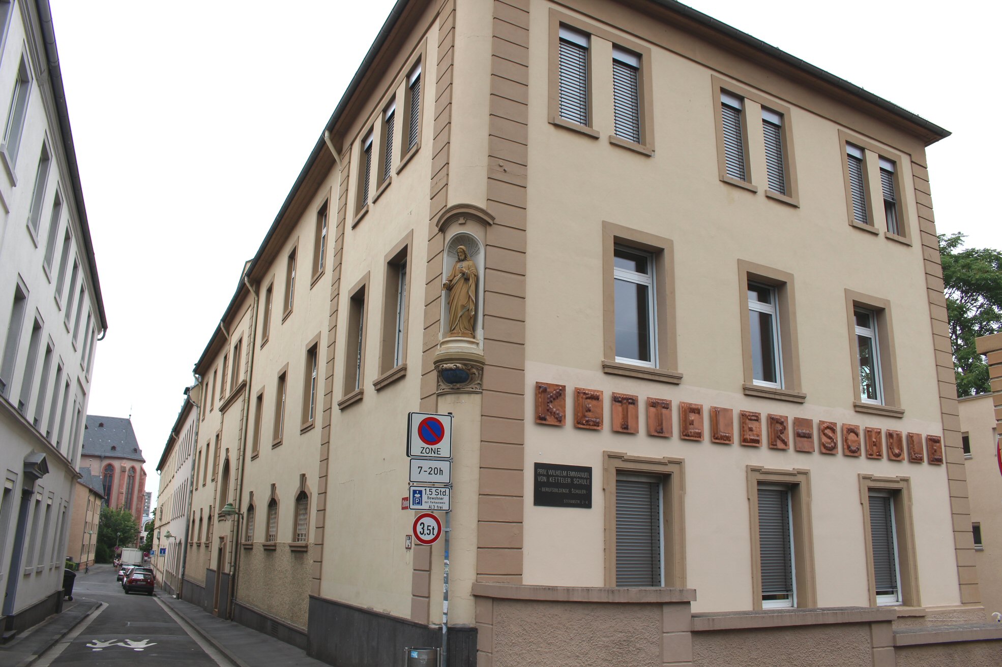 Die Wilhelm Emmanuel von Ketteler-Schule in der Stefansstraße in Mainz.