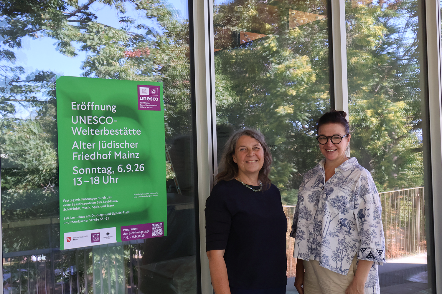 Elke Höllein, SchUMKoordinatorin bei der Stadt Mainz, und Birgit Kita, Welterbekoordinatorin der SchUM-Stätten.