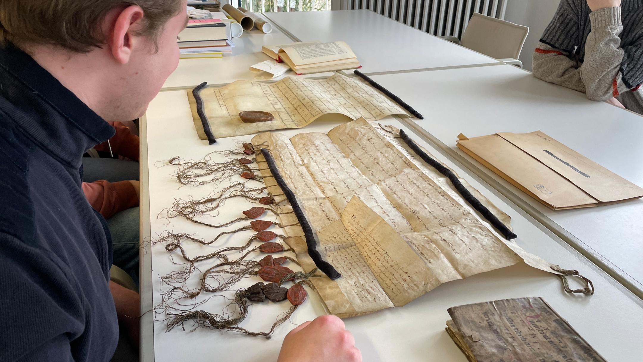 Beim Studium einiger Urkunden