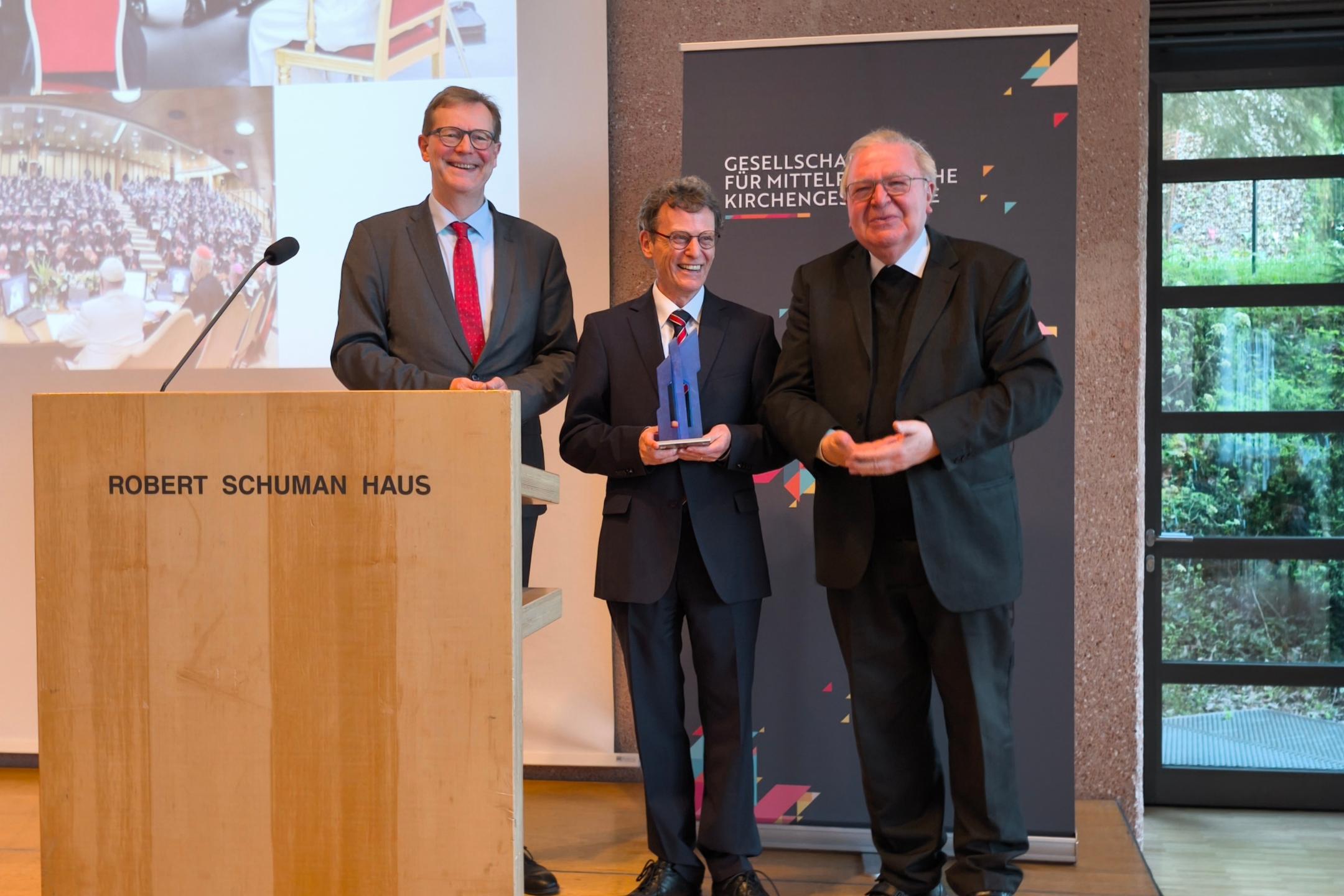 Verleihung der Ehrengabe an Prof. Schneider durch Dr. Brockmann und Weihbischof Georgens