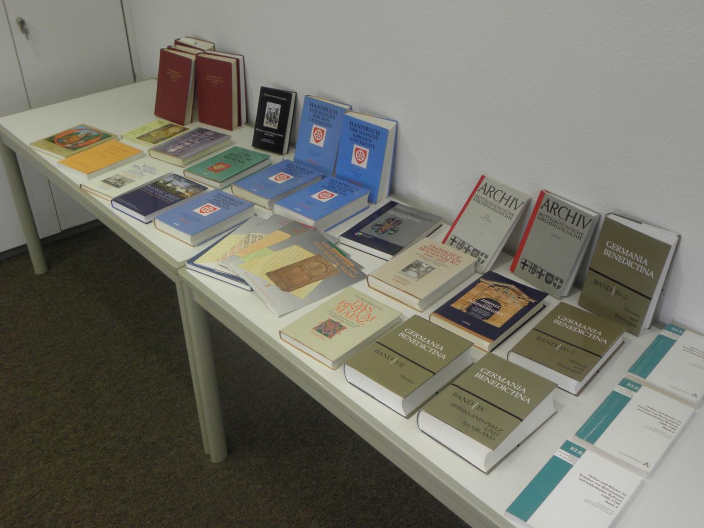 Büchertisch mit den Publikationen des Instituts (c) IMKG