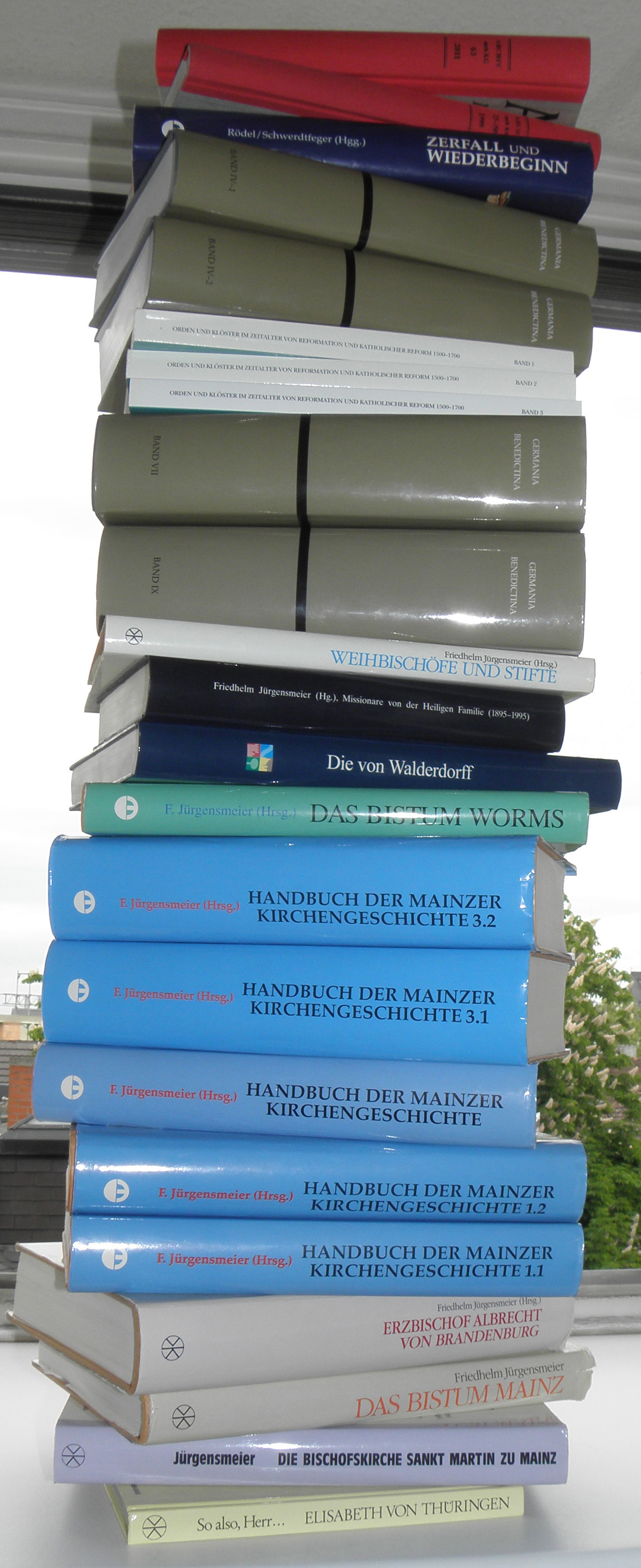 Bücherturm: Veröffentlichungen des Instituts (c) IMKG / Bistum Mainz