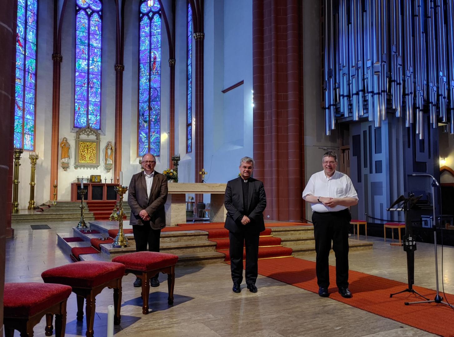 v.l.n.r.: Prof. Dr. Claus Arnold, Weihbischof Dr. Udo Markus Bentz, Domkapitular Dr. Uwe Scharfenecker, 30. Juni 2021 (c) Bistum Mainz / IMKG