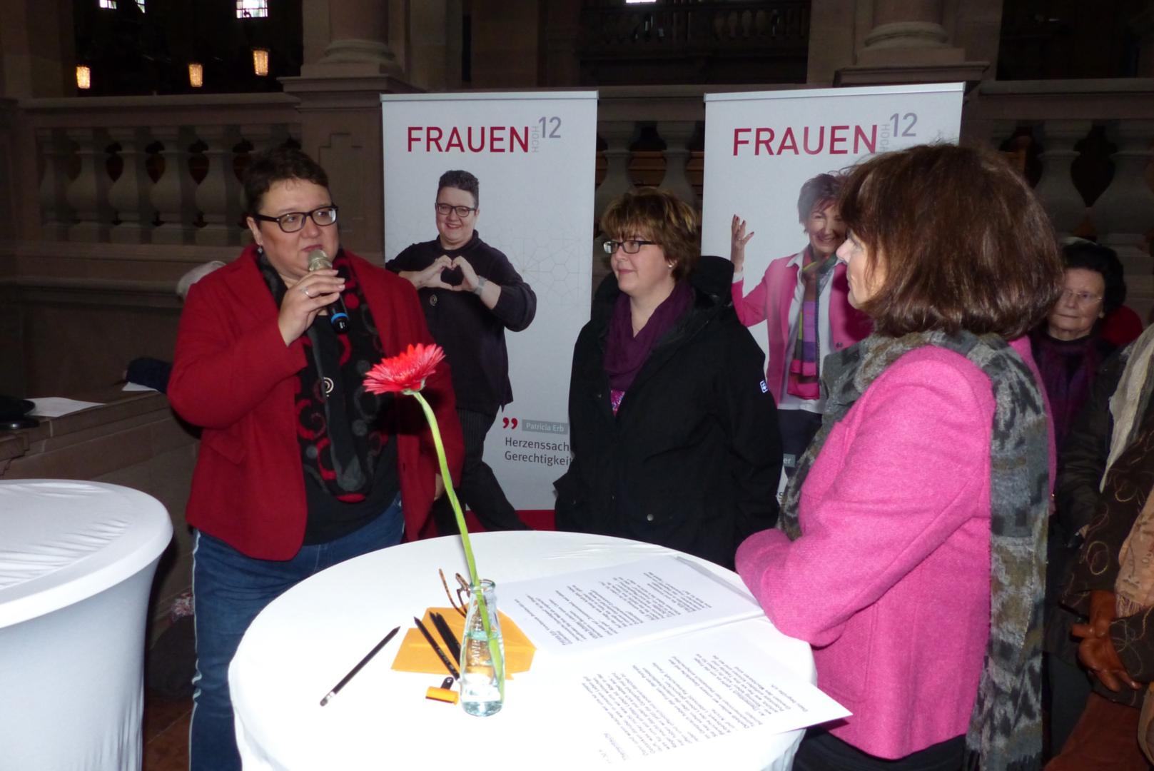 Frauen hoch 12 - Die Veranstalterinnen, Moderatorin, Musikerin (c) kfd Mainz