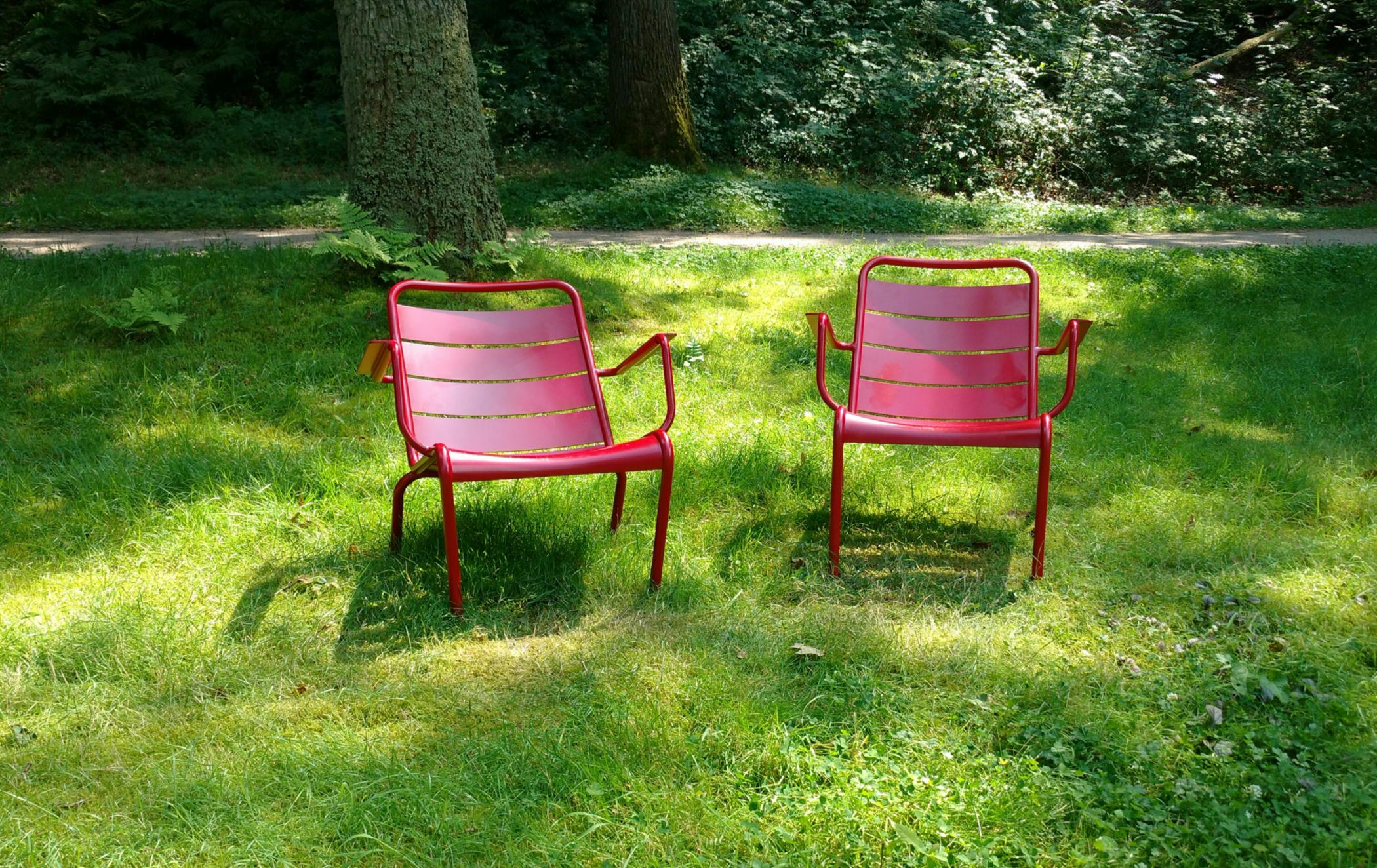 GF zwei rote Stühle