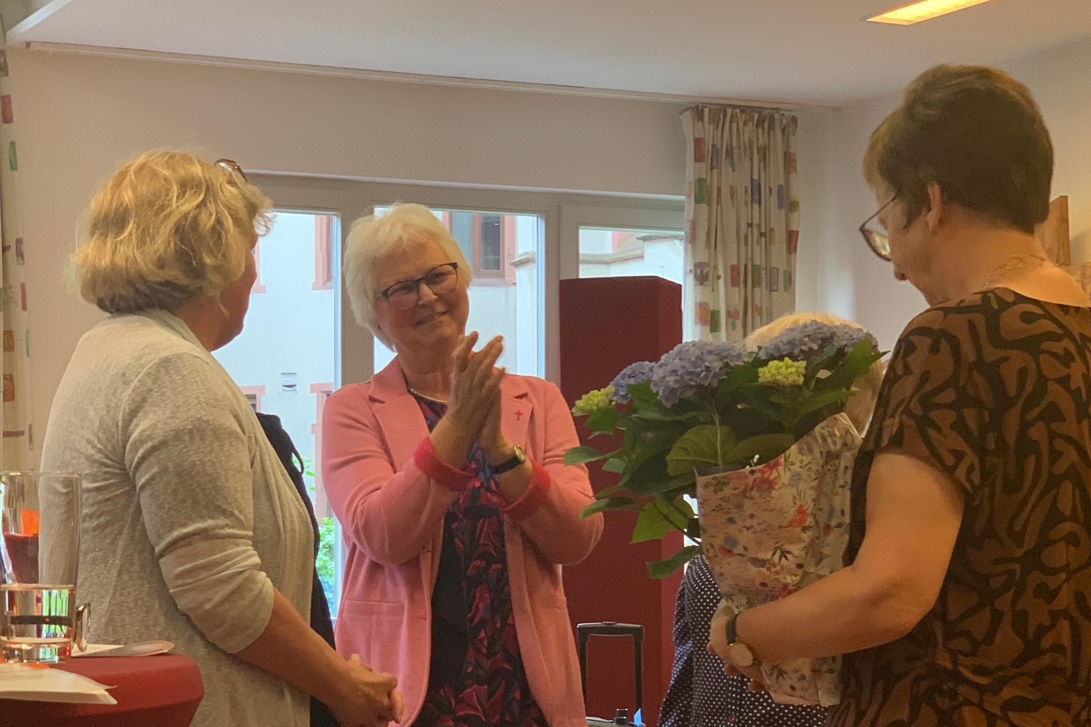 Diözesanleitungsteam verschiedet Referentin