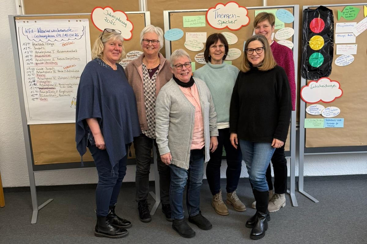 Leitungsteam mit Referentin in Klausur