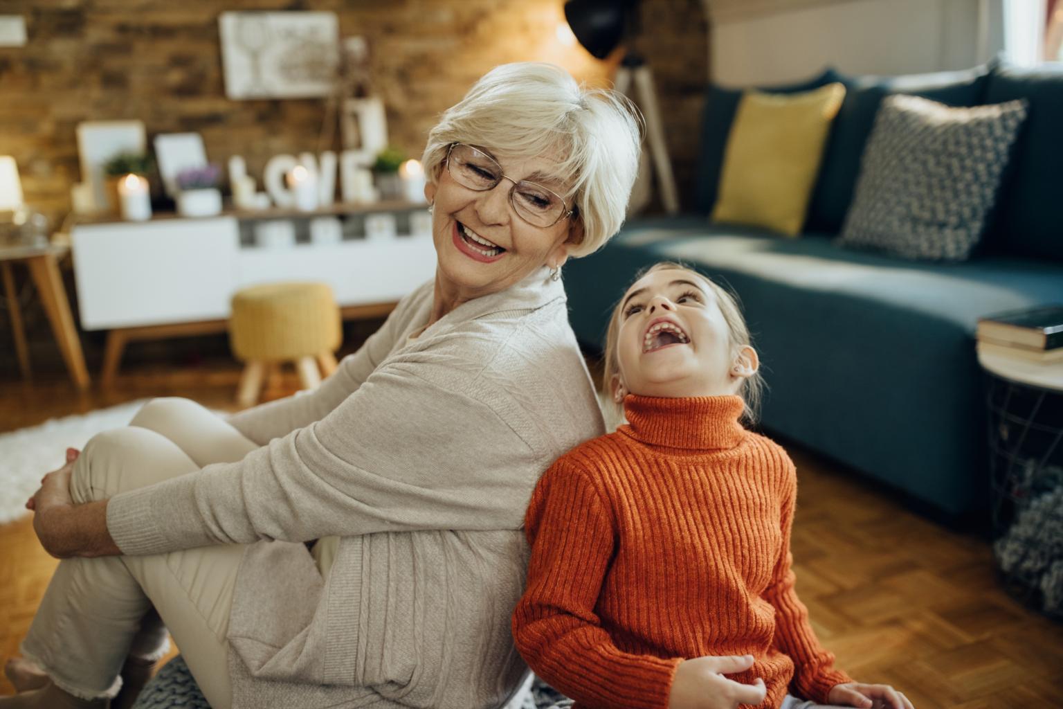 cheerful-grandmother-granddaughter-having-fun-home (c) freepik