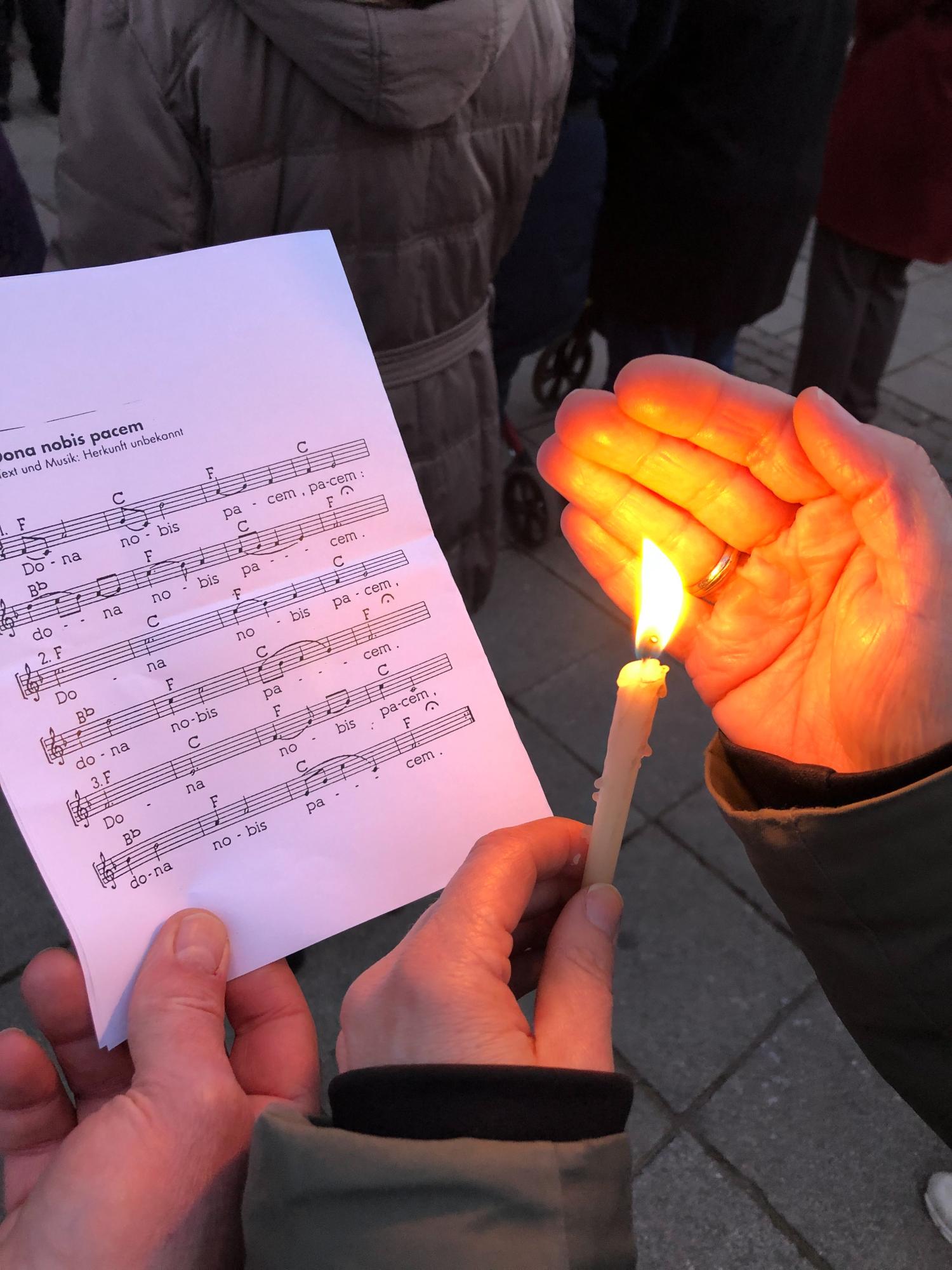 Singen bei Kerzenschein (c) Michael Wittenbruch/pfarrbriefservice