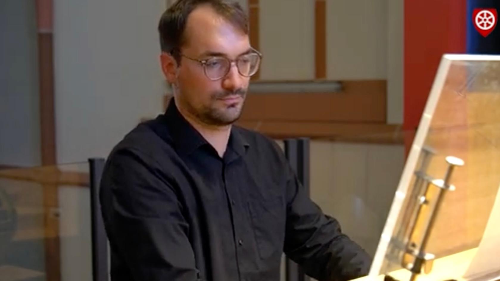 Michael Gilles an der Euler-Orgel in Gießen