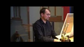 Diözesankirchenmusikdirektor Lutz Brenner an der Orgel in der Antoniuskapelle in Mainz