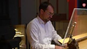 Regionalkantor Michael Gilles aus Gießen an der Euler-Orgel