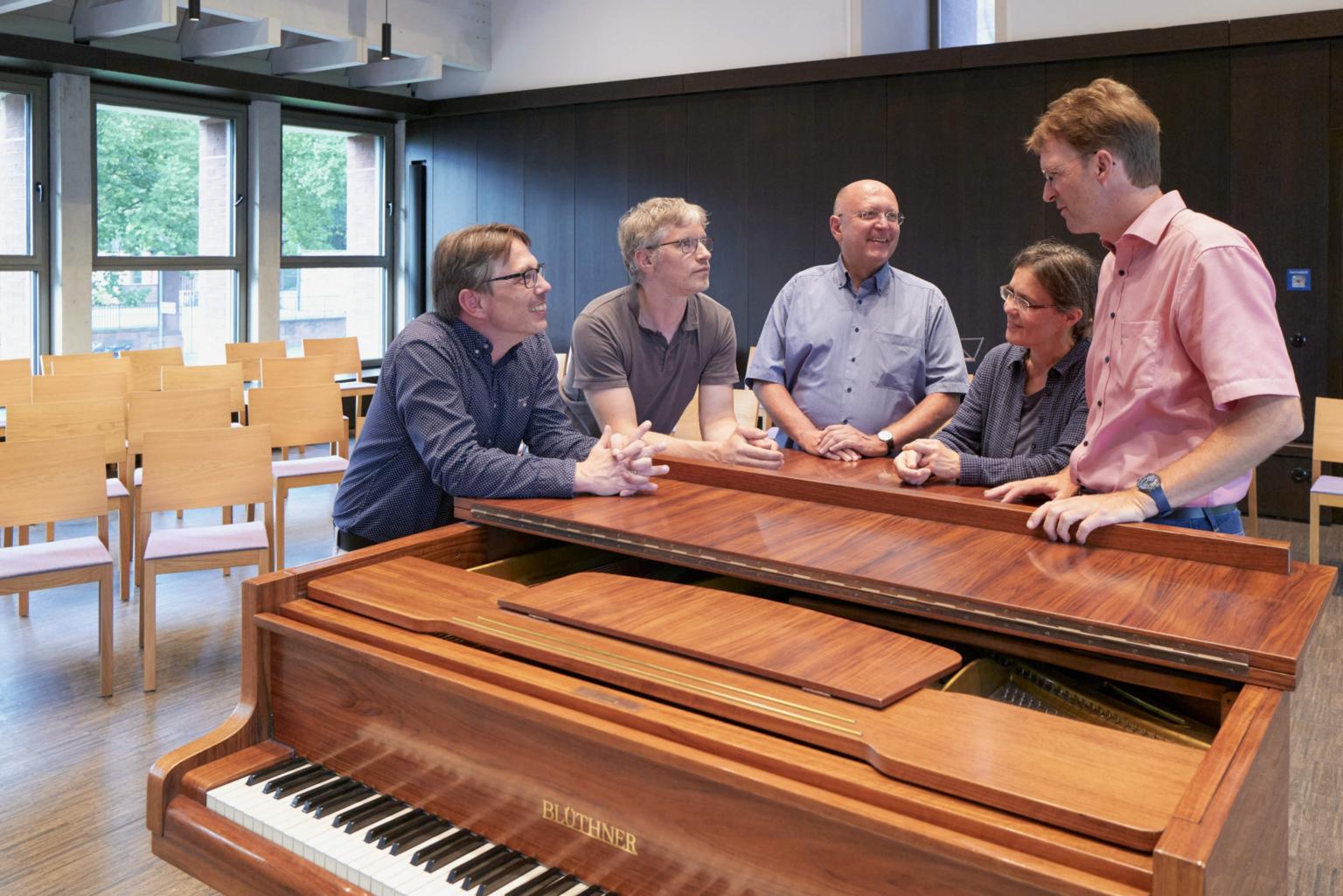 Gemeinsamer Austausch am Flügel (c) Stefan Ahlers