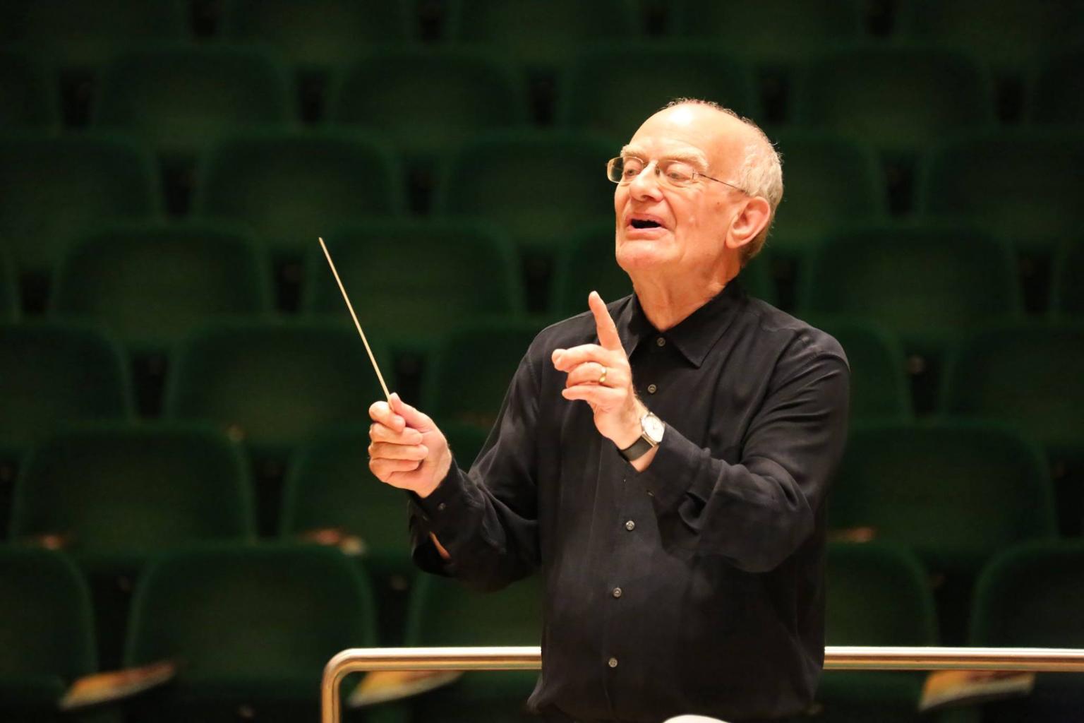 John Rutter als Dirigent erleben (c) John Rutter