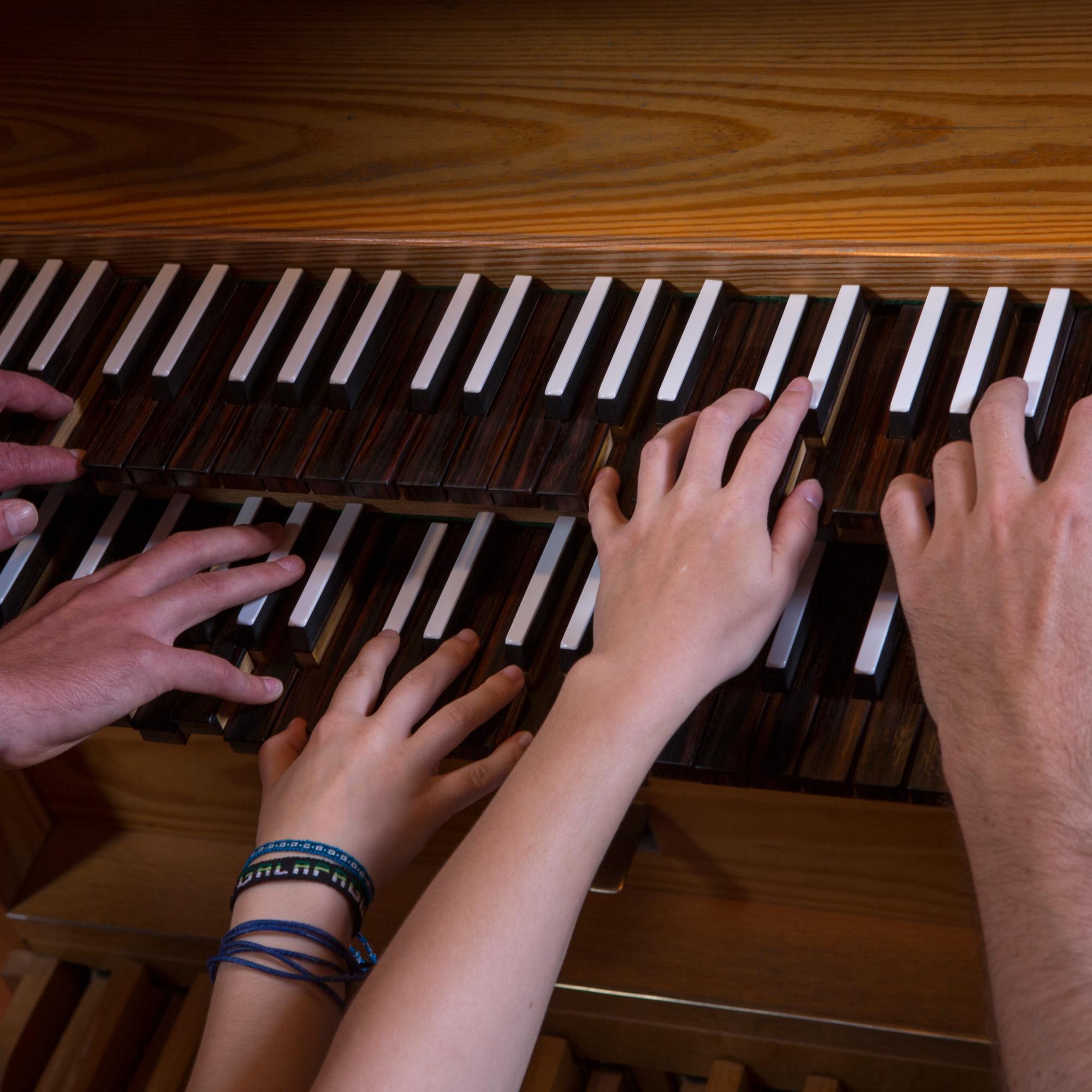 Orgel mit vielen Händen
