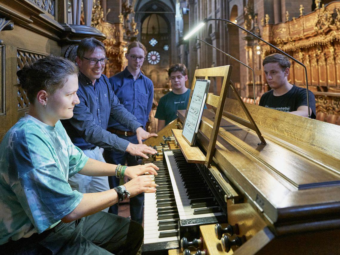 Die Orgel ausprobieren und spielen (c) Bistum Mainz/IfK
