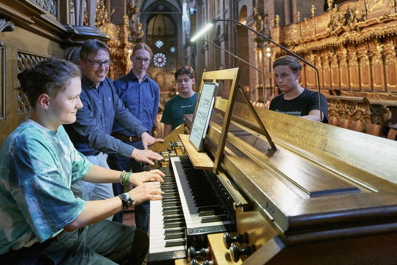 Die Orgel ausprobieren und spielen (c) Bistum Mainz/IfK